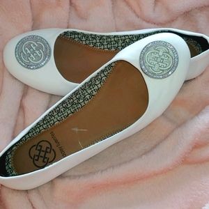 I am selling these amazing daisy Fuentes flats.